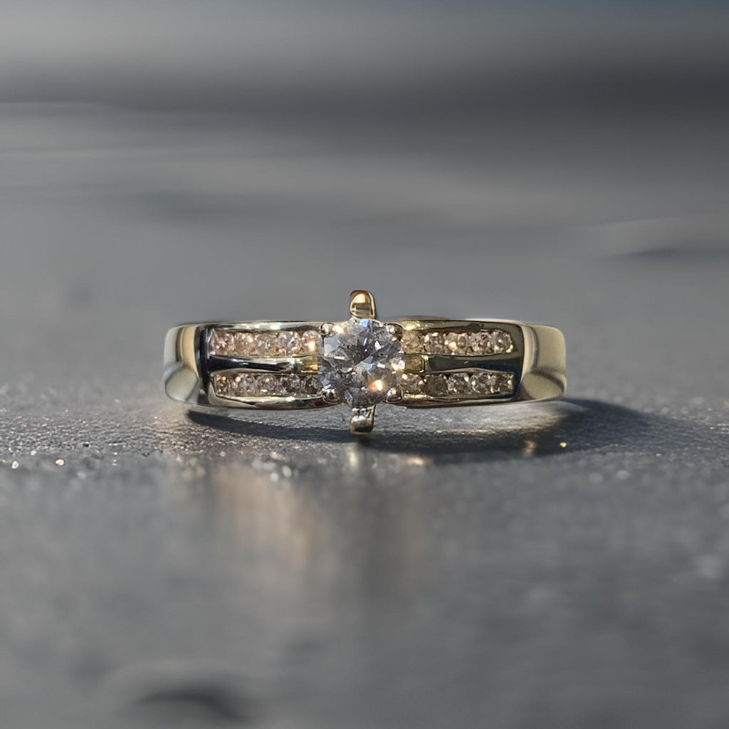 Ring 9Kt Gelbg. & Diamanten